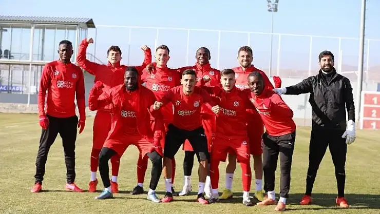 'Sivasspor´da 2 kişinin korona virüs testi pozitif çıktı'