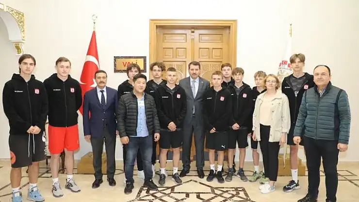 'Sivasspor´da idman yapan Ukraynalı sporculardan Vali Ayhan´a ziyaret'