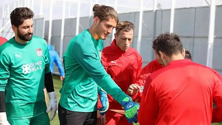 'Sivasspor´da kaleci Emre Satılmış´a sürpriz doğum günü kutlaması'