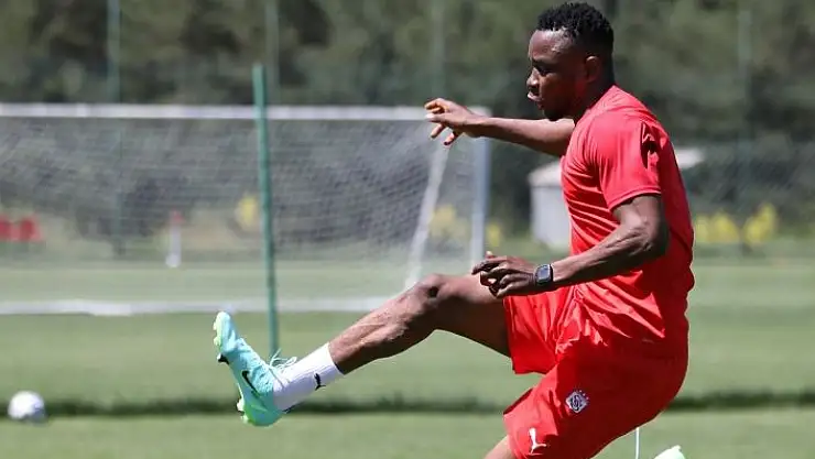 'Sivasspor´da Leke James ilk çalışmasını yaptı'