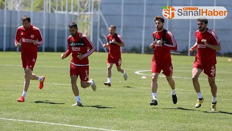 Sivasspor yoğun tempoda çalışıyor