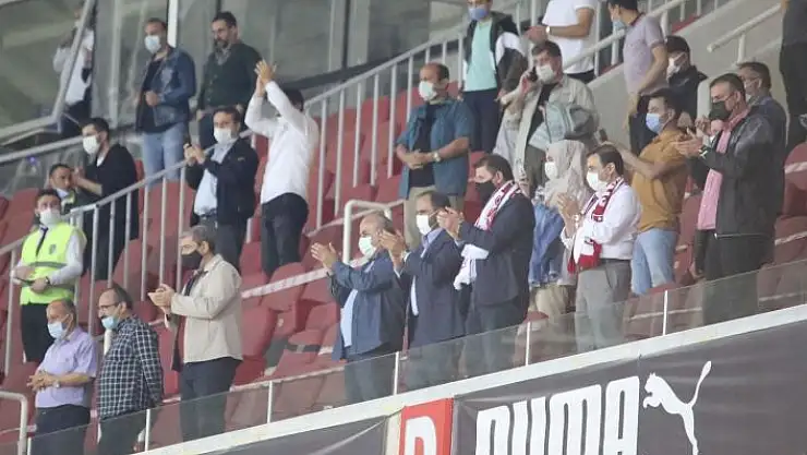 'Sivasspor yönetimi takımı ayakta alkışladı'
