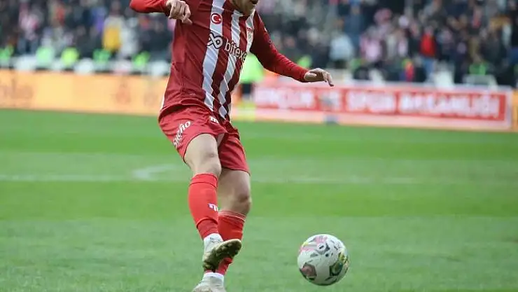 'Sivassporlu Samu Saiz, depremzedelere 550 bin TL bağışladı'