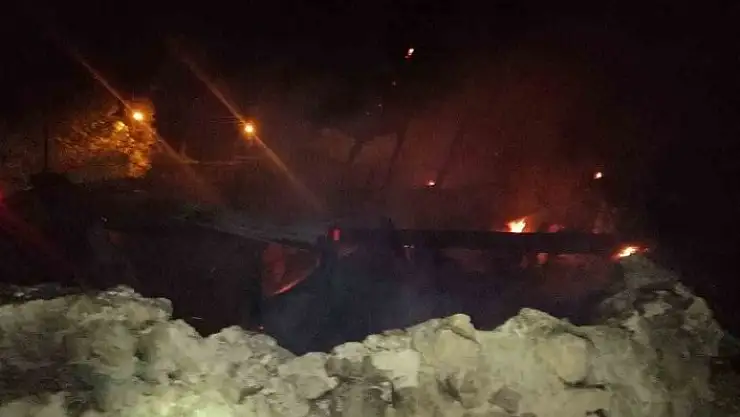 'Sivasta yangın, 5 samanlık 2 ahır yandı: 9 hayvan telef oldu'