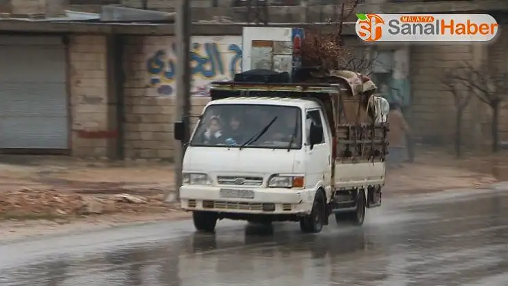 Siviller hayatta kalmak için İdlib'den kaçmaya devam ediyor