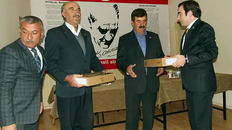MUHTARLARA BİLGİSAYAR DAĞITILDI