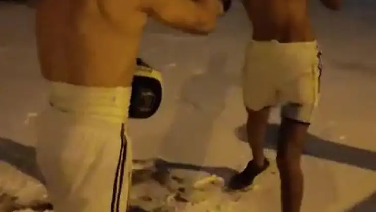 'Soğuğa aldırmadan giysilerini çıkartıp kick boks yaptılar'