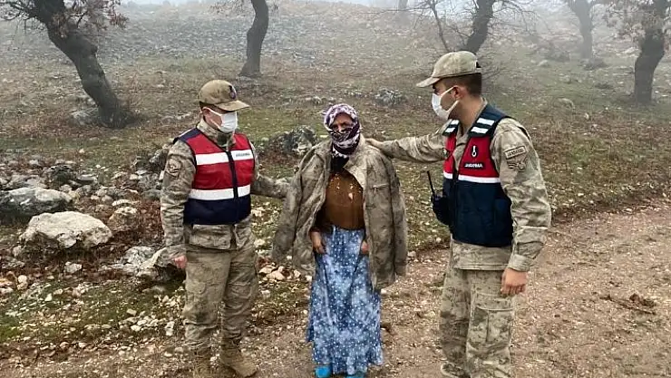 'Soğuktan bitkin düşen kayıp kadını jandarma ekipleri parkasıyla ısıttı'