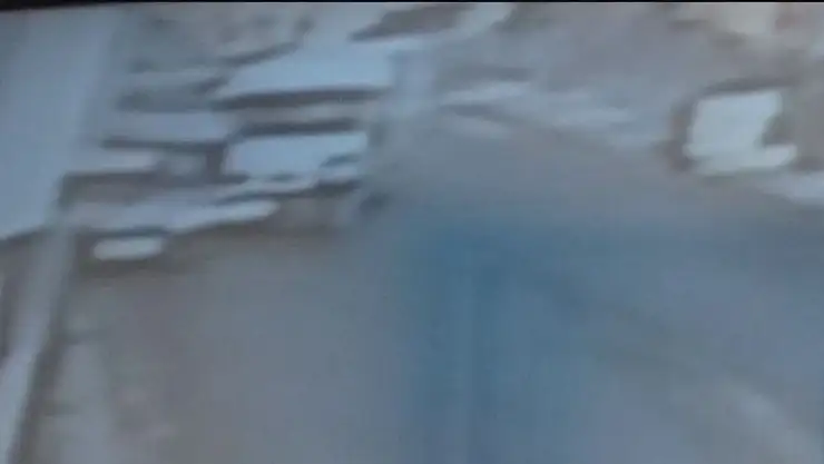 'Soğuktan donmasın diye el frenini çekmediği minibüs 2 araca çarptı'