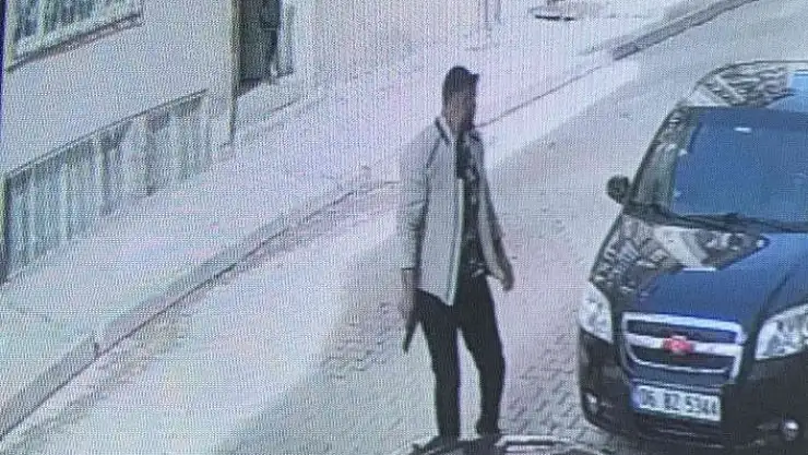 'Sokak ortasında kurusıkı tabancanın dipçiğiyle 2 kardeşi darp etti, o anlar kameralara yansıdı'