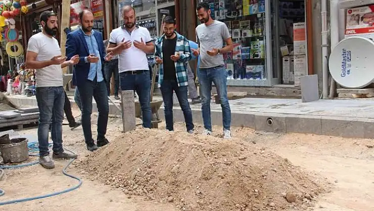 'Sokak ortasındaki mezarı görenler durup dua okudu, gerçek ise bambaşka çıktı'