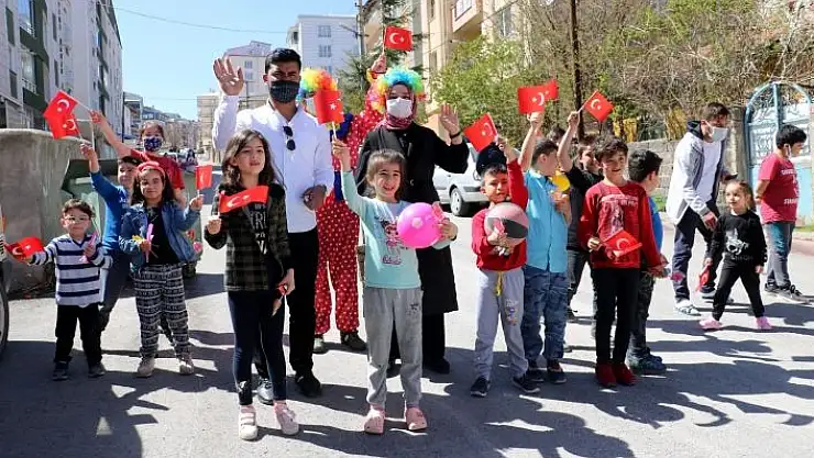 'Sokak sokak gezip hediye dağıttılar'