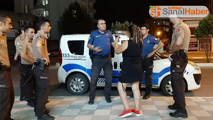 Sokaklarda bağırıp araçların önüne atlayan alkollü kadın gözaltında