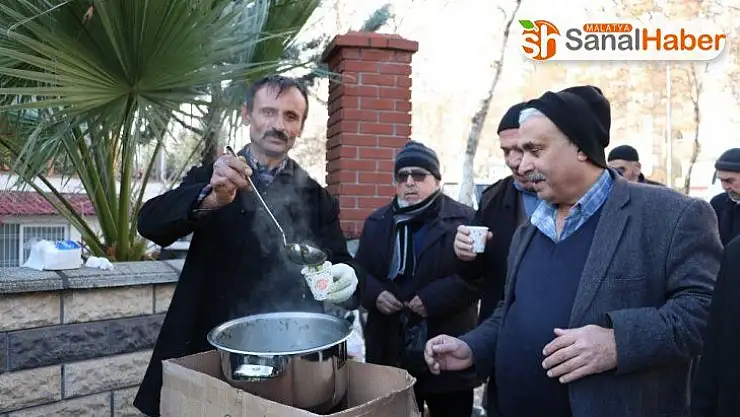 Sokakta bardak bardak tirşik çorbası içiyorlar