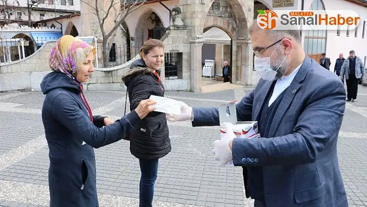 Sokakta vatandaşlara 5 bin adet bedava maske dağıttı