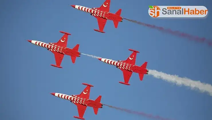 Solo Türk ve Türk Yıldızları 100. yıl için uçtu