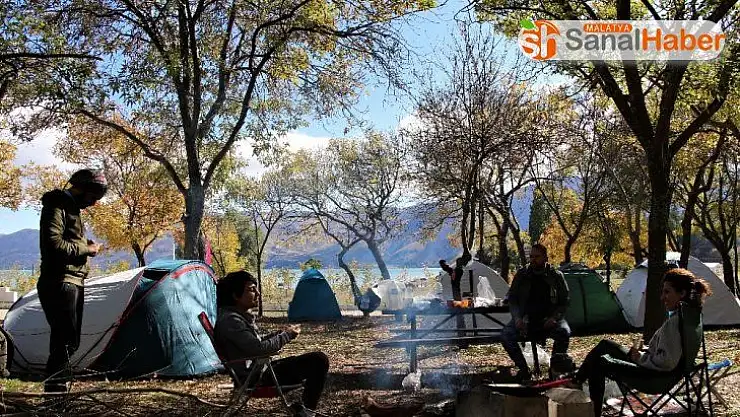 Sonbaharda kampın adresi, Hazar Gölü