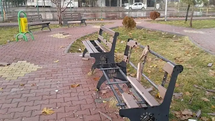 'Sorumsuzlar çocuk parkına zarar verdi'