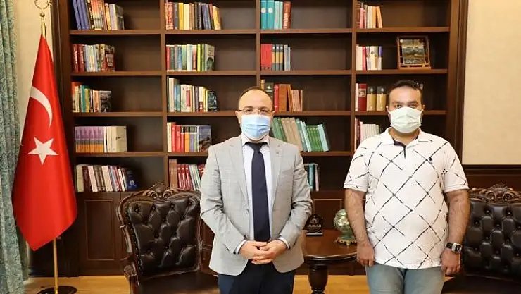 'Sosyal medya üzerinden fotoğraf çektirmek istediğini söyledi, vali makamında kabul etti'