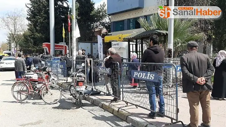 Sosyal mesafe uygulanınca kuyruk uzadı