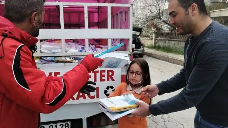 'Soy isminin hakkını verdi, sokak sokak gezerek 1 milyonun üzerinde kitap topladı'