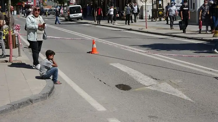 'Su borusu  patladı, yol çöktü, trafik durdu'