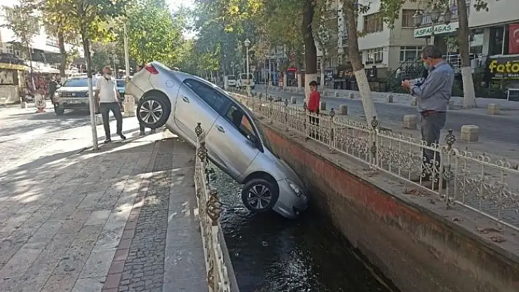 'Su kanalına düşen araçtan yara almadan kurtuldu'