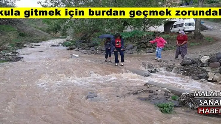 Malatya'da Okula gitmek için burdan geçmek zorundalar