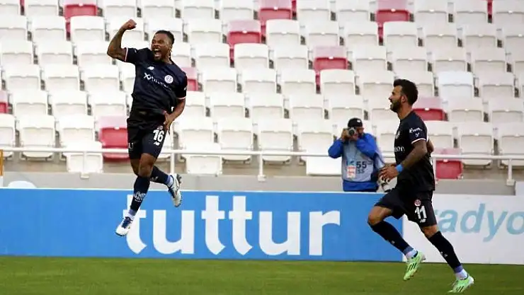 'Süper Lig: Sivasspor: 2 - Antalyaspor: 2 (İlk yarı)'