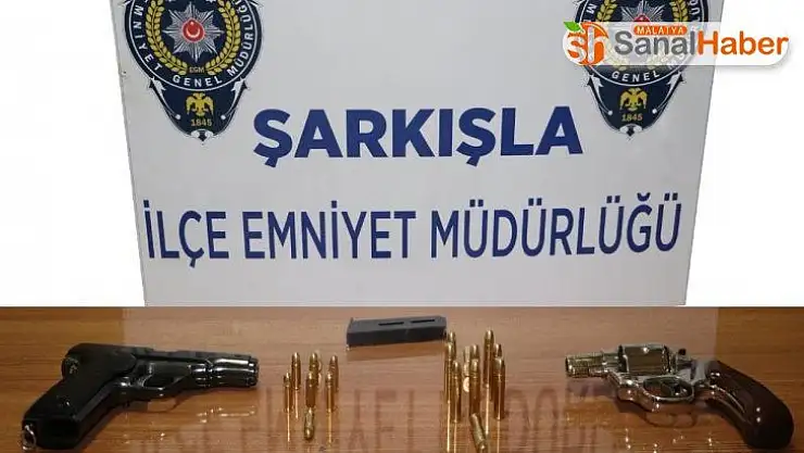Şüphe ile durdurulan araçta silah ele geçirildi