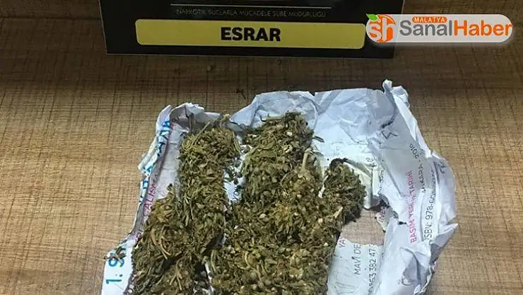 Şüpheli otomobilden uyuşturucu çıktı