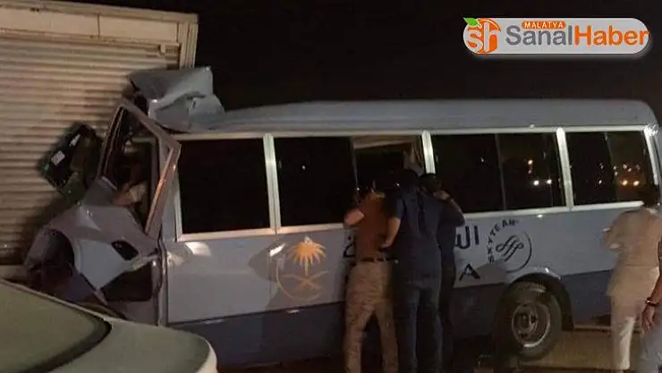 Suudi Arabistan'da hostesleri taşıyan minibüs kaza yaptı: 1 ölü, 11 yaralı
