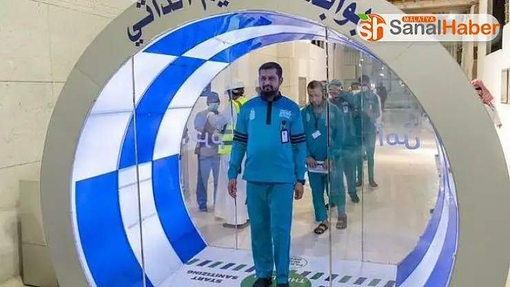 Suudi Arabistan iki caminin girişine sterilizasyon kapısı koydu