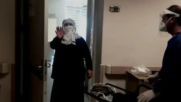 'Taburcu olan yaşlı kadın, sağlık çalışanlarına böyle teşekkür etti'