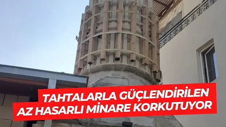 Tahtalarla güçlendirilen az hasarlı minare korkutuyor