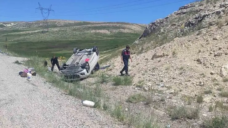 'Takla atan araçtan emniyet kemeri sayesinde burunları bile kanamadan çıktılar'