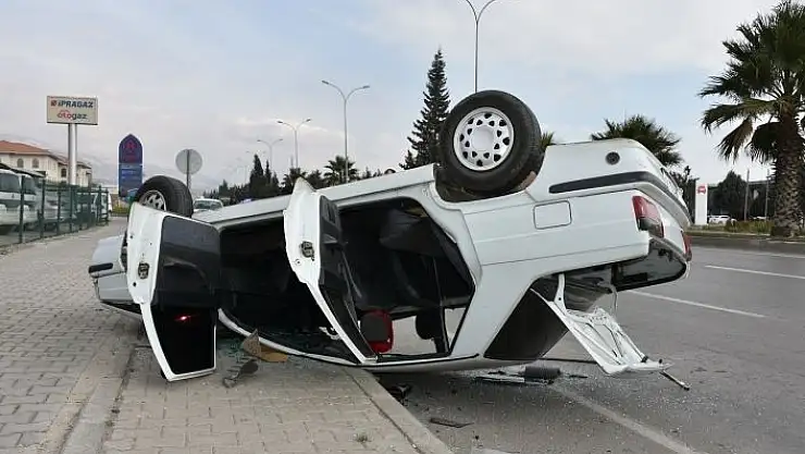 'Takla atan otomobil park halindeki araca çarptı: 3 yaralı'