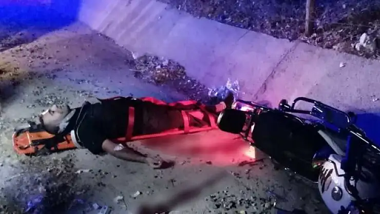 'Taklalar atan motosiklet kanala düştü: 2 yaralı'