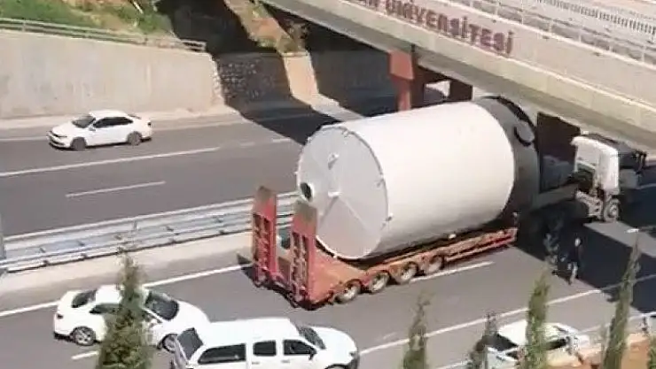 'Tank yüklü Tır üst geçit nedeniyle ilerleyemedi'