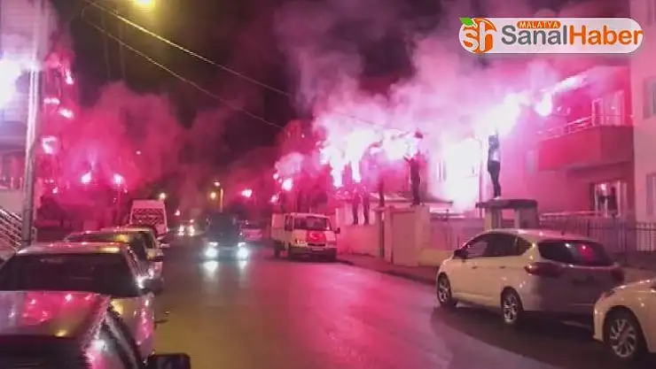 Taraftarlardan balkonda kutlama