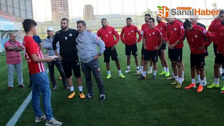 Taraftarlardan Sivas Belediyespor'a moral ziyareti