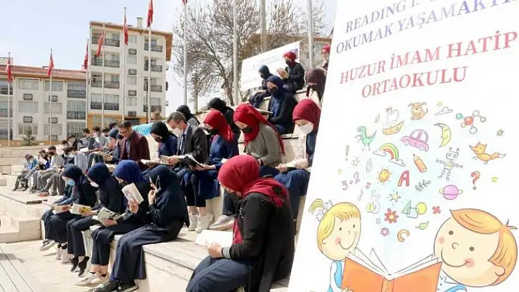 'Tarihi binanın bahçesinde kitap okudular'