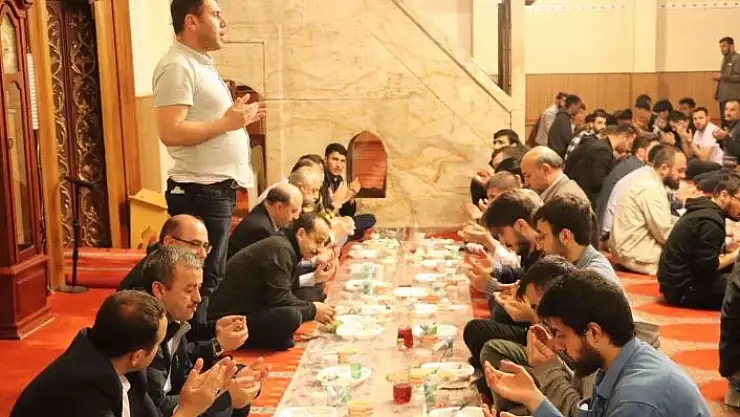 'Tarihi camide iftar açtılar'