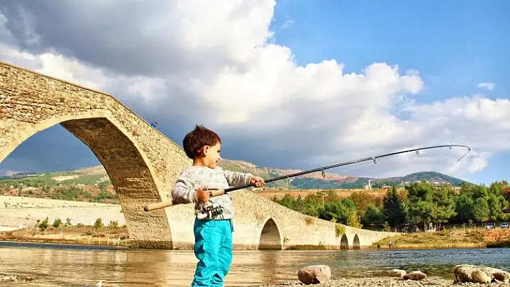'Tarihi Ceyhan Köprüsü ilgi odağı olmaya devam ediyor'