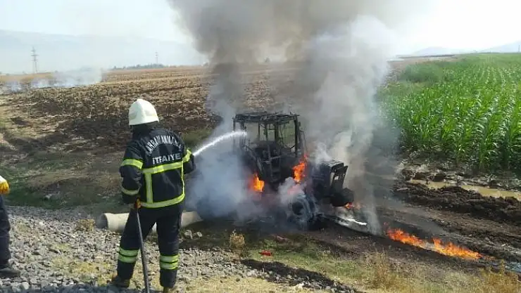'Tarla sürerken yanan traktör kullanılamaz hale geldi'