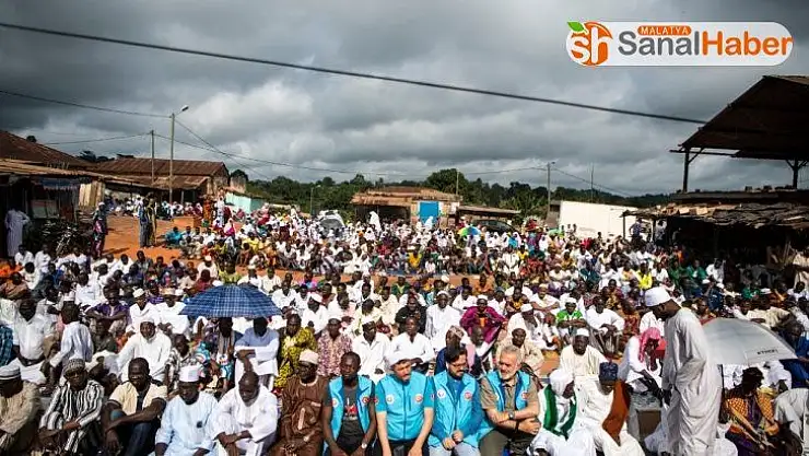 TDV, Abidjan'da bayram namazı sonrası Kur'an-ı Kerim dağıttı