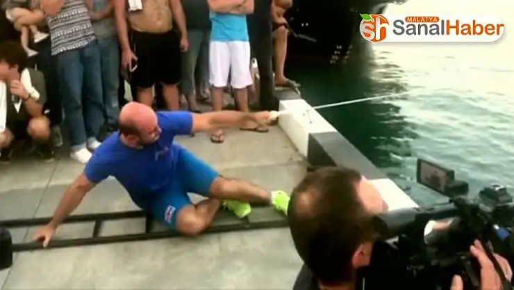Tek parmağıyla 200 tonluk tekne çekti