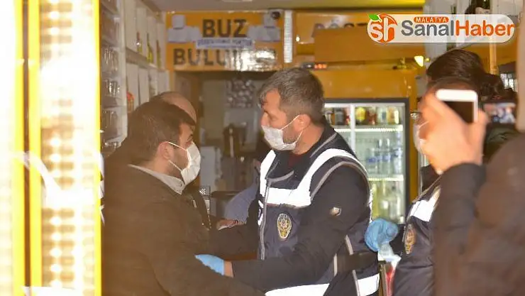 Tekel bayine saklandılar, polis çilingir ile kapıyı açtı