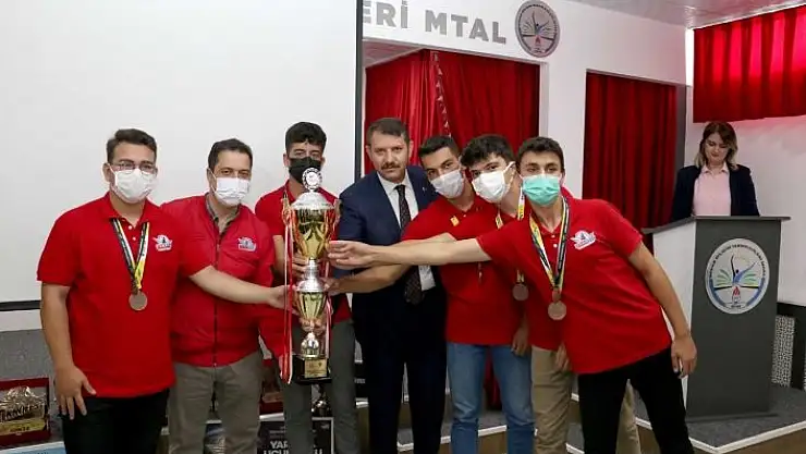 'TEKNOFEST´e damga vuran öğrencilere ödül'