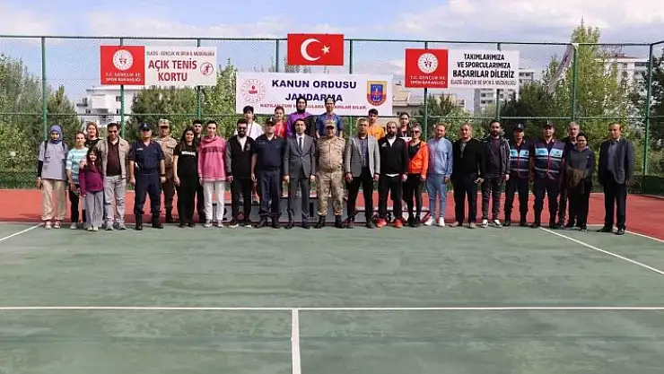 'Tenis turnuvasında derece girenlere ödülleri verildi'